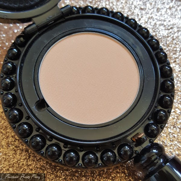 close up of face powder in BeneFit Glamourette
