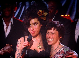 Amy Winehouse e sua mãe no Grammy - RollingStone.com -Foto: Getty