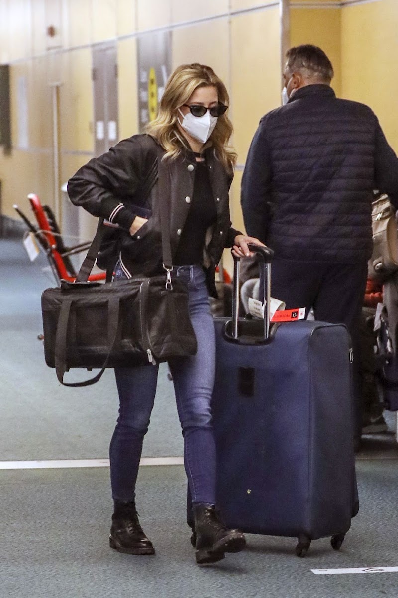 Lili Reinhart Arrives at Airport in Vancouver 19 Dec-2020