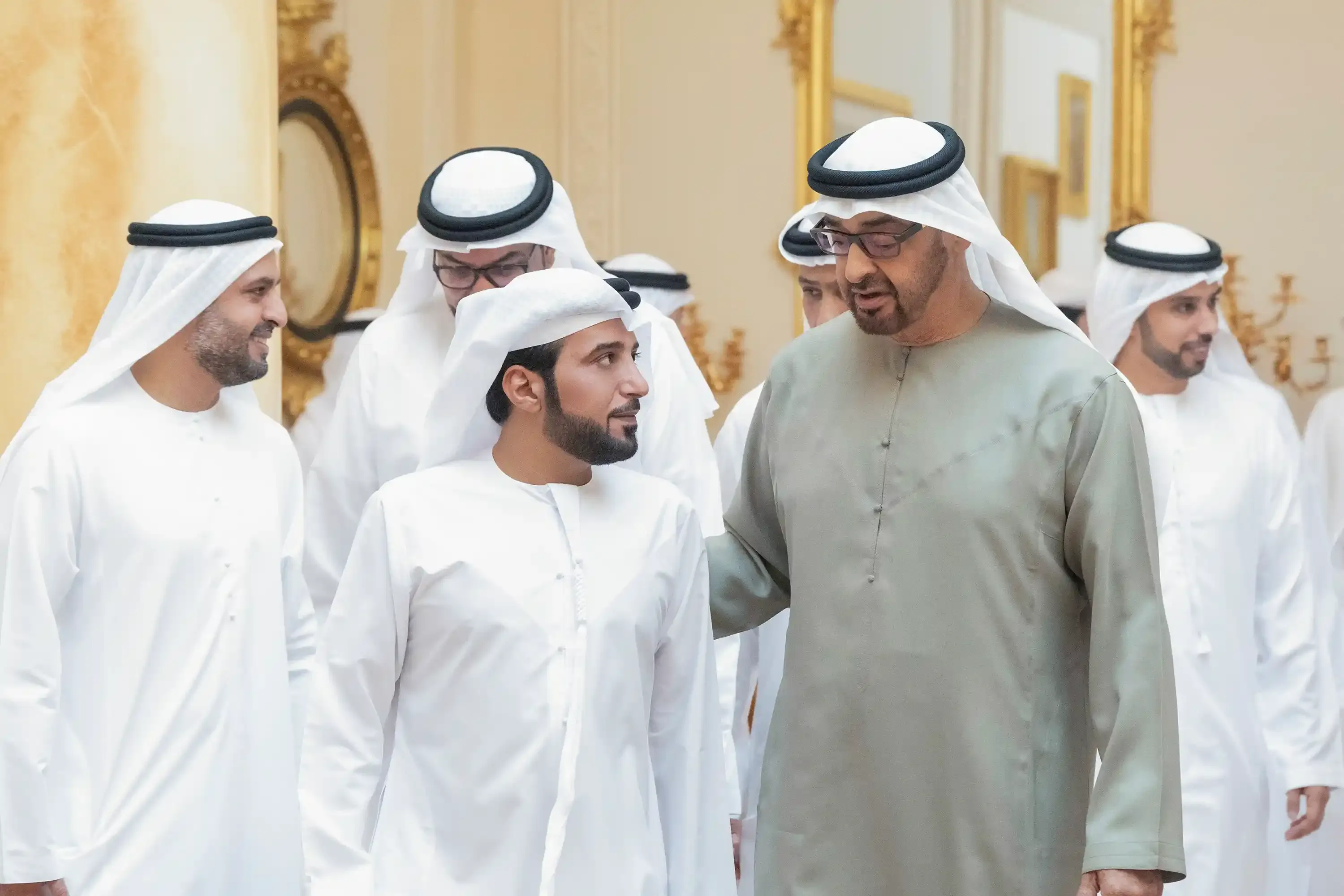 وكالة البيارق الإعلامية مفتخراً بمقابلة ومصافحة صاحب السمو الشيخ محمد بن زايد آل نهيان رئيس الدولة، حفظه الله، نشر الفنان الإماراتي عيضه المنهالي عبر جميع منصات التواصل الإجتماعي الرسمية الخاصة به، صور لقائه مع رئيس الدولة في العاصمة الإماراتية أبوظبي، وقال معلقاً: "القائد و القدوة و الأب و الموجّه ، حفظكم الله ورعاكم سيدي صاحب السمو رئيس الدولة". وكان عيضه المنهالي قد عبر في أغنية أصدرها خصيصاً إهداء إلى صاحب السمو الشيخ محمد بن زايد آل نهيان بعنوان "الرئاسة" من ألحانه وغنائه عن محبة الشعب لرئيس الدولة، من خلال كلمات الشاعر حموده بن براك الطاهري، قال فيها:   شـعـبك يـفـاخر غـلاك و طـال راسـه و إنت يا محمد بقلب الشعب راسي إنـت روح الشعب تنبض في حواسه وانــت نـور الـدار يـوم الـليل مـاسي إنت شاركت الشعب كرسي الرئاسه لـين شـعبك صـار يـا مـحمد رئاسي خــذت مــن زايـد عـزومك و الـفراسه و الـصـعايب نـوخـت ع بـاب يـاسي و إنــت مـثـله طـيـبته عـزمـه وبـاسـه قـلـب طِـيب و طـود لـلقاسين قـاسي إنـت من شاف الشعب أهله و ناسه تـفـرح إل فَـرْحه و لحْـزانه تـواسي يـــا زعــيـمٍ حـــارب لـشـعبه نـعـاسه لأجـل شـعبه يهتني بطيب النعاسي  وقد طرح المنهالي العمل "الرئاسة" عبر قناته الرسمية في اليوتيوب، ضمن فيديو خاص أعد خصيصاً للأغنية.