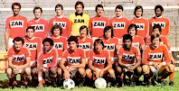 NÎMES OLYMPIQUE - Nimes, Francia - Temporada 1976-77 - Mith, Boissier, Sanlaville, Martinelli, Champ, Laffont, Vierjon, Kabyle; Mansouri, Samuel, Girard, Boyron, Moretti, Deveau; Mathieu, Luizinho, Lozano, Dusseaux, Marguerite, Dellamore - El Nimes Olympique se clasificó 13º en la Liga francesa de 1ª División en esta temporada