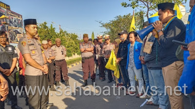Aksi Solidaritas Untuk Randi, PMII Pinrang Gelar Unras, Tabur Bunga Dan Sholat Gaib di Mapolres Pinrang