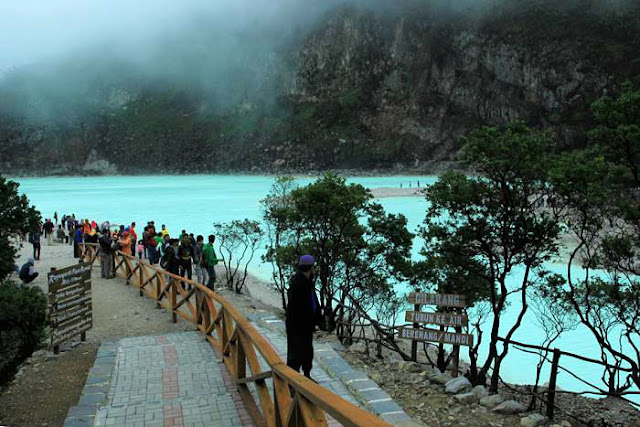 Jalan menuju ke kawah juga memadai