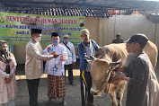 Kapolres Batang Menyerahkan Hewan Kurban Kepada Ketua Panitia Idul Adha Masjid Sabilil Muttaqin
