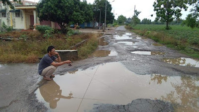 Banyak Ikan?? Warga Negara Nabung Mancing di Kubangan Jalan