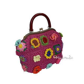 Crochet Granny Square Frame Bag atau Tas Rajut Pesta dengan Behel dan handle Kayu warna dasar fuchia dengan berbagai macam model granny square bunga