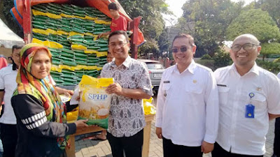 Ketua DPRD Kota Bandung, Tedy Rusmawan Monitoring Operasi Pasar Beras Medium