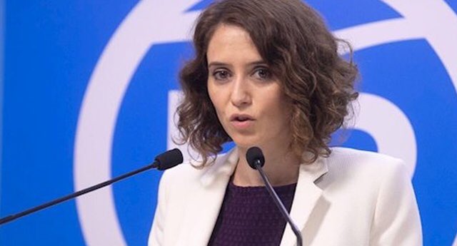 Ayuso afirma que de no ser por su gestión "nos hubiéramos visto como en Estados Unidos enterrando a las personas en fosas en líneas"