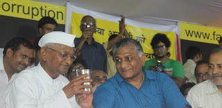 Anna Hazare breaking his fast at the hands of retired Army Chief General VK Singh 