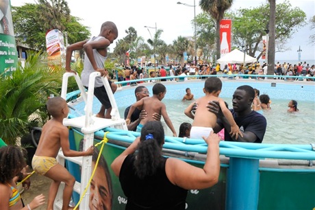 ALREDEDOR DE 3OO MIL PERSONAS UTILIZARON LAS PISCINAS INSTALADAS POR EL AYUNTAMIENTO DEL DISTRITO NACIONAL DURANTE SEMANA SANTA EN EL MALECON DE SANTO DOMINGO