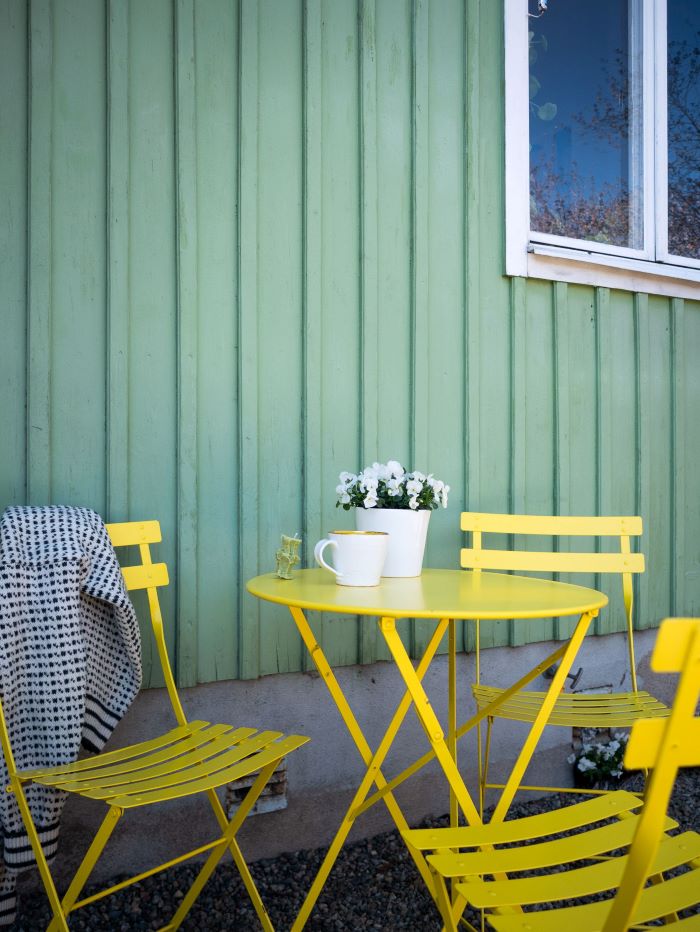 Charming yellow outdoor furniture-designaddictmom