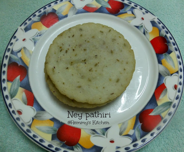   Ney pathiri / Deep fried rice roti