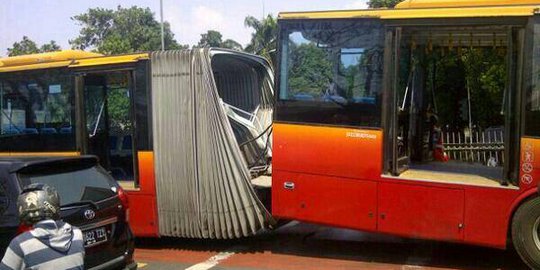 Gandengan Bus Transjakarta Lepas Di Jatinegara