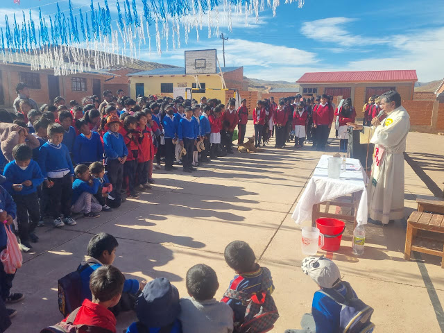 Schulgottesdienst in Pampa Colorada Bolivien zum Jubiläum der Schule.