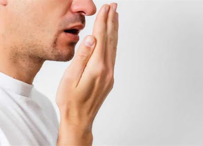 التخلص من رائحة الفم الكريهة  man bad breath