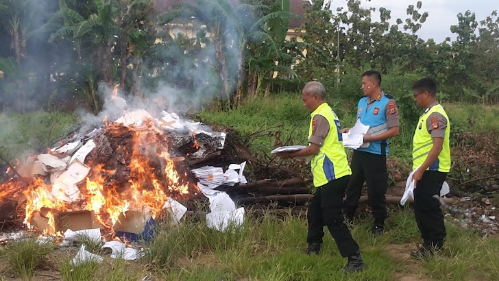 Kabagbinkar Awasi, Pembakaran Lembaran Materi Soal, Seusai Pemeriksaan Psikologi di Hotel Dalton