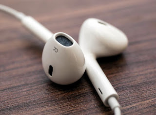 APPLE EARBUDS: REVIEW OF LATEST IPHONE 6 EARPHONES