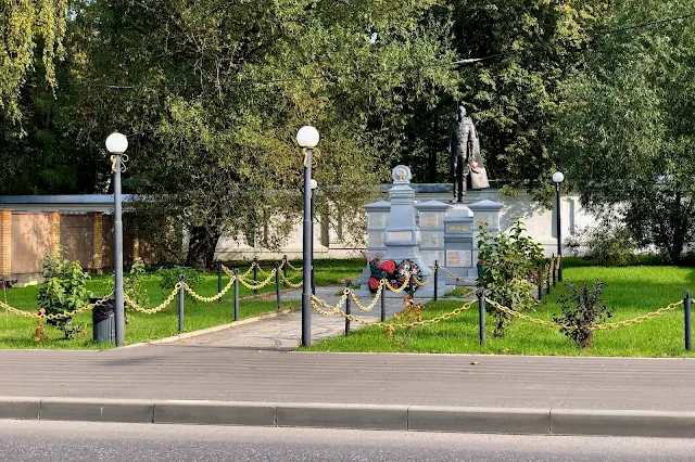 Одинцовская улица, памятник воинам села Троице-Лыково, погибшим в Великой Отечественной войне | Odintsovskaya street, a monument to the soldiers of the village of Troitse-Lykovo, who died during the Great Patriotic War