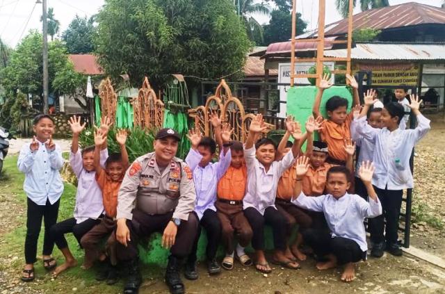 Keceriaan Anak SD Bersama Anggota Polsek Indra Makmu Polres Aceh Timur
