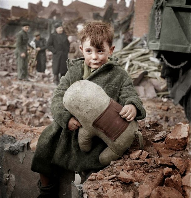 28 Realistically Colorized Historical Photos Make the Past Seem Incredibly Alive - London, 1945