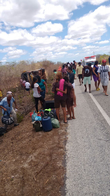 URGENTE: Micro Ônibus que saiu de Araioses a canindé colidiu agora pouco com caminhão de cimento em Granja-CE