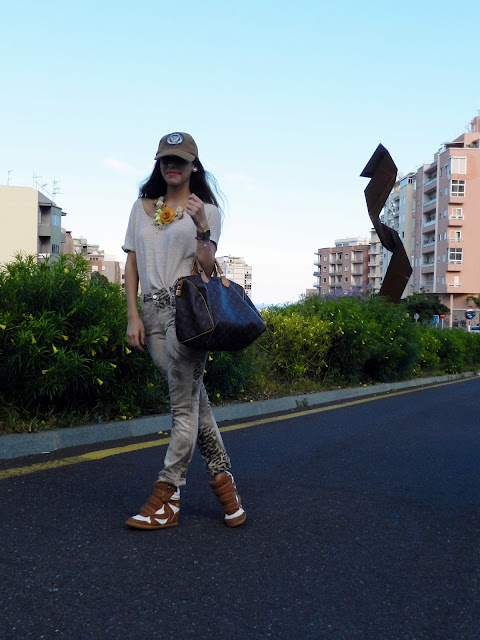 Look casual con collar de flores