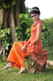 Cantik Dengan Memakai Kebaya Warna  Orange 