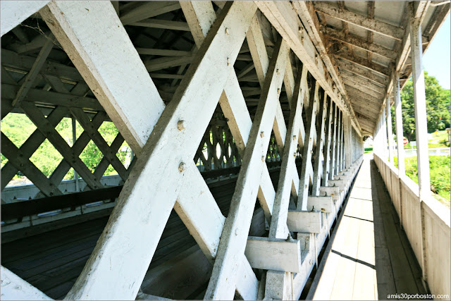 Interior del Puente Cubierto Ashuelot Covered Bridge en New Hampshire