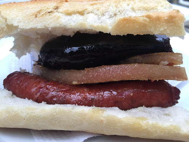 Bocadillo de panceta con longaniza y morcilla