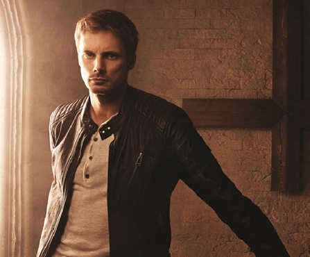 Bradley James, en su personaje de la serie Damien, 2016 | Ximinia