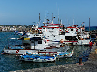 vissersboten in de haven van Catania