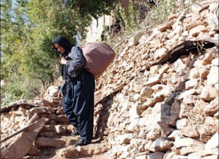 جدال با سرما برای یک لقمه نان؛ مصائب و مشکلات زنان کولبر در کُردستان...