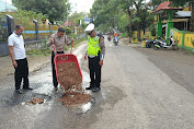 Peduli Kamseltibcar Lantas, Sat Lantas Polres Soppeng Timbun Jalan Berlubang   