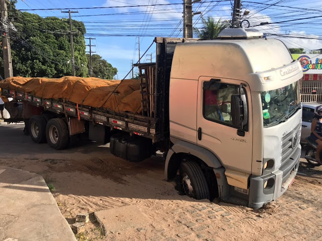 Caminhão carregado de ferro cai em buraco e interdita avenida por cerca de 1 hora em Natal