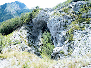 L'arco naturale del Forato dalla base