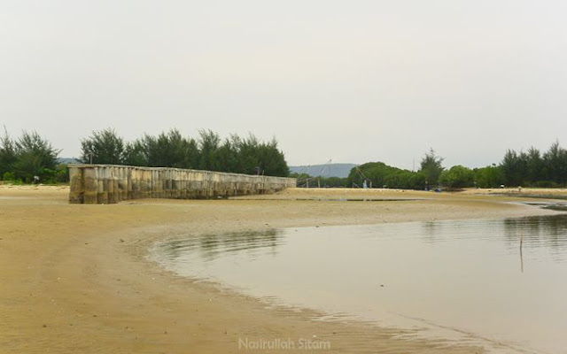 Beton pemecah gelombang di pantai