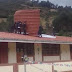 Escolares son captados colocando calaminas en techo de su colegio en Pataz