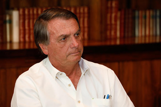 Após passar por exames, Bolsonaro deixa hospital