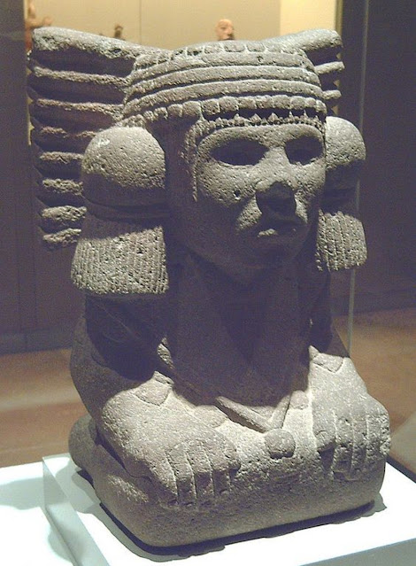Каменная скульптура, изображающая богиню Чалчиутликуэ
