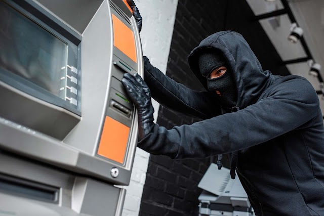  தனியார் வங்கி ஒன்றின் ATM இயந்திரத்தில் இருந்து ஒரு கோடிக்கும் அதிகமான பணம் கொள்ளை