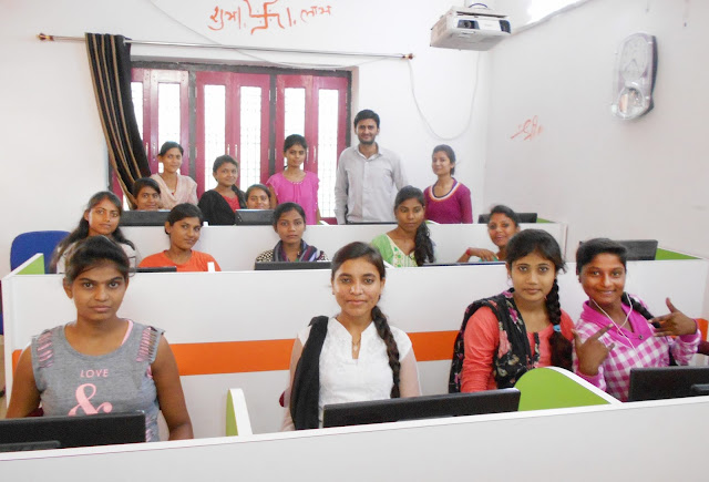 The Jayhooo Infotech girls class lab 2017