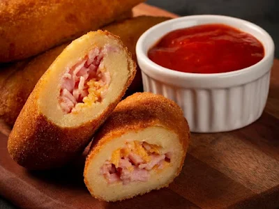 Risoles fritos rellenos de queso y jamón caseros