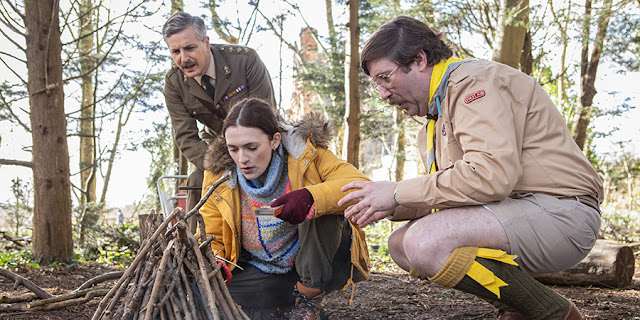 Tábortűz készítés Alison (Charlotte Richie), a Kapitány ( Ben Willbond) és Pat (Jim Howick) részvételével  a BBC Ghosts sorozat 3. évad 3. epizódjában