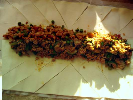 Place the prepared meat and vegetable filling in the middle part of the dough