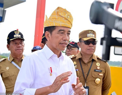 Presiden Joko Widodo saat menyampaikan keterangan pers di sela-sela kunjungan kerja di Kabupaten Batubara, Sumatera Utara, Rabu (7/2/2024). (ANTARA/HO-BPMI Setpres)