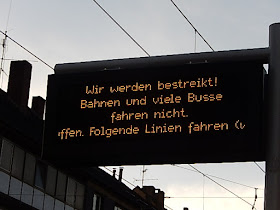 http://www.express.de/duesseldorf/chaos-am-hauptbahnhof-so-lief-der-streik-tag-in-duesseldorf-23960050