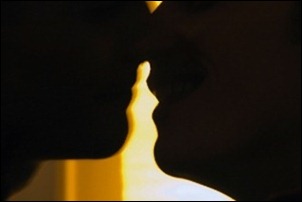 casal gay com beijo