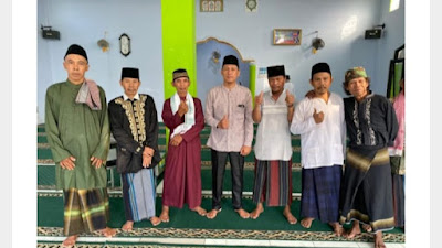 Anggota Komisi II DPRD Lampung Selatan, Farizal Purba SE, Shalat Id di Masjid Al-Ikhlas Desa Tanjungan