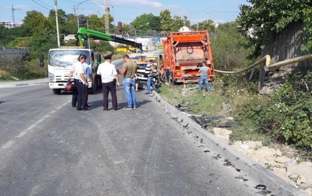 У Криму сміттєвоз протаранив 15 автомобілів