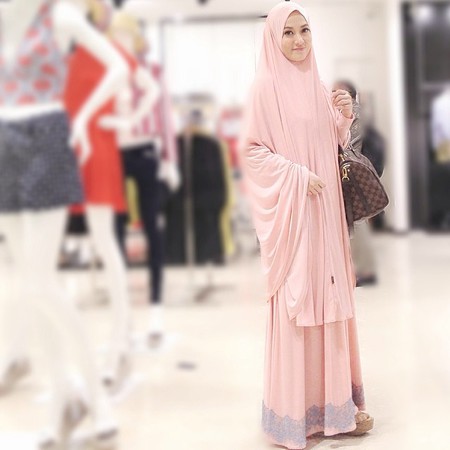 Gamis Dan Hijab Ala Lyra Virna : Busana Muslim Murah 